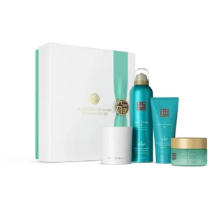 The RITUALS Karma gift set contains luxurious body care products with a sweet, floral aroma of lotus and white tea for a soothing and nourishing experience.