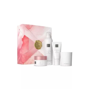 This RITUALS Sakura gift set includes shower foam, body scrub, body cream, and a scented candle with the delicate fragrance of cherry blossom and rice milk.