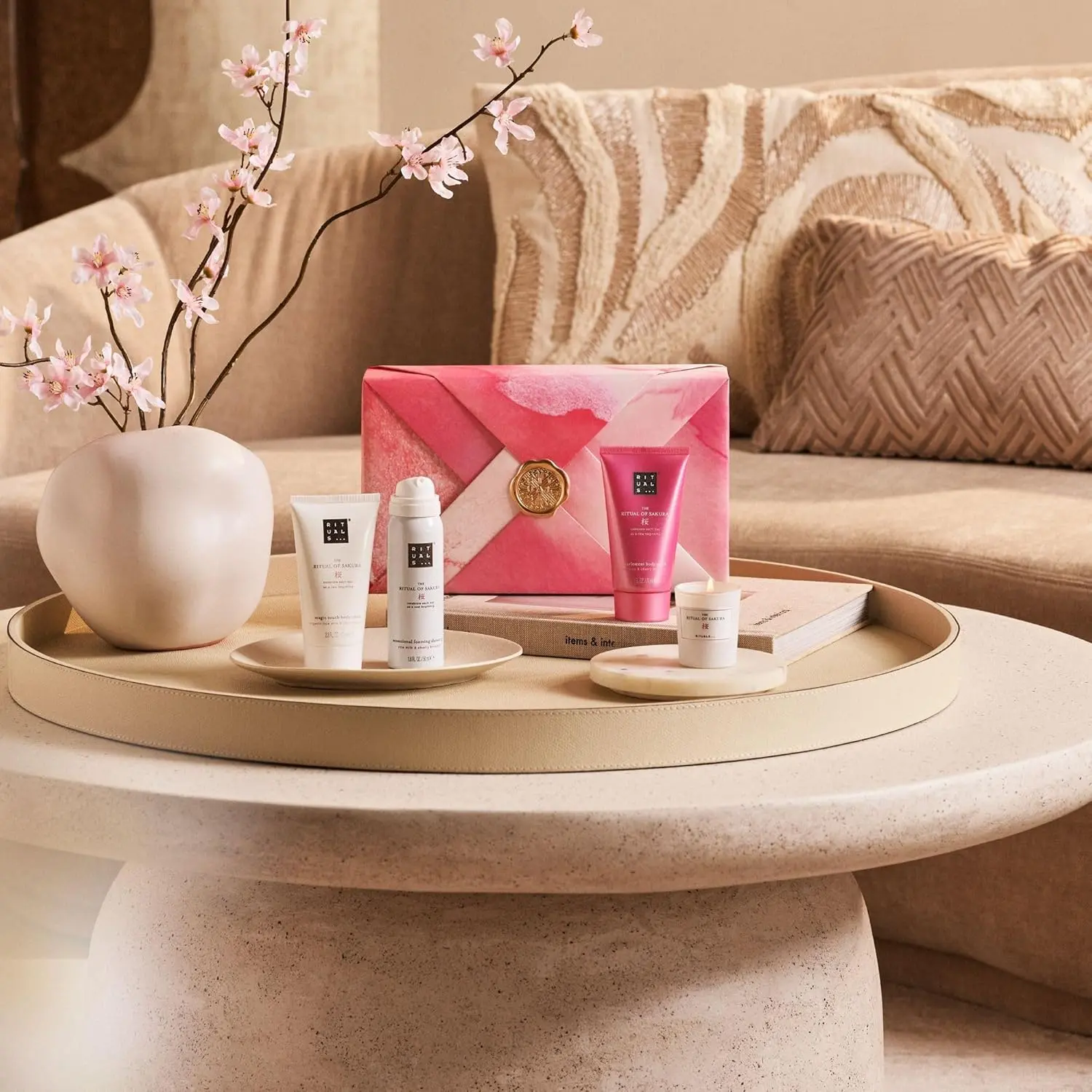 The Rituals THE RITUAL OF SAKURA SMALL SET 2023 gift set for women features a curated selection of body care products in a small size.