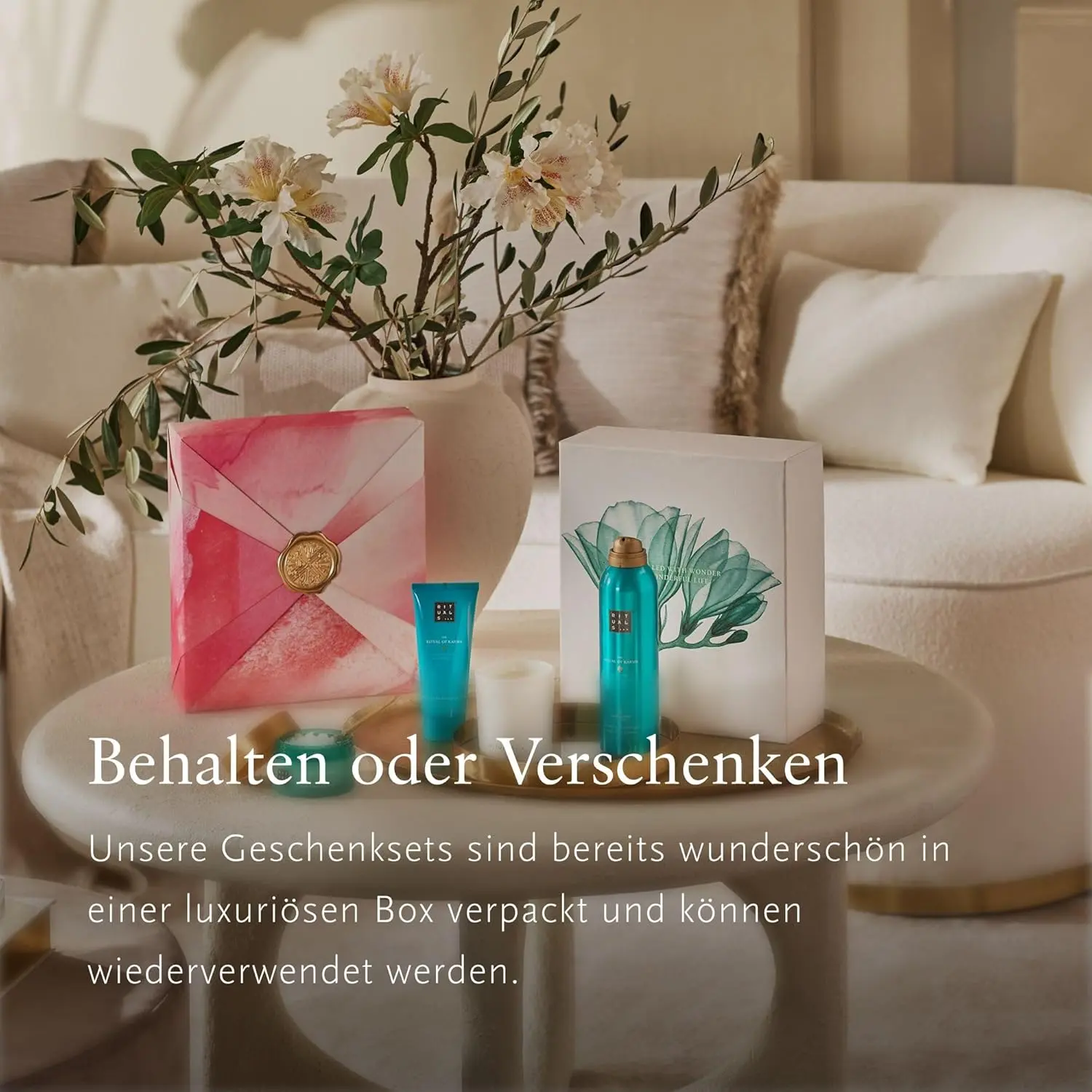 The Rituals THE RITUAL OF SAKURA SMALL SET 2023 gift set for women features a curated selection of body care products in a small size.