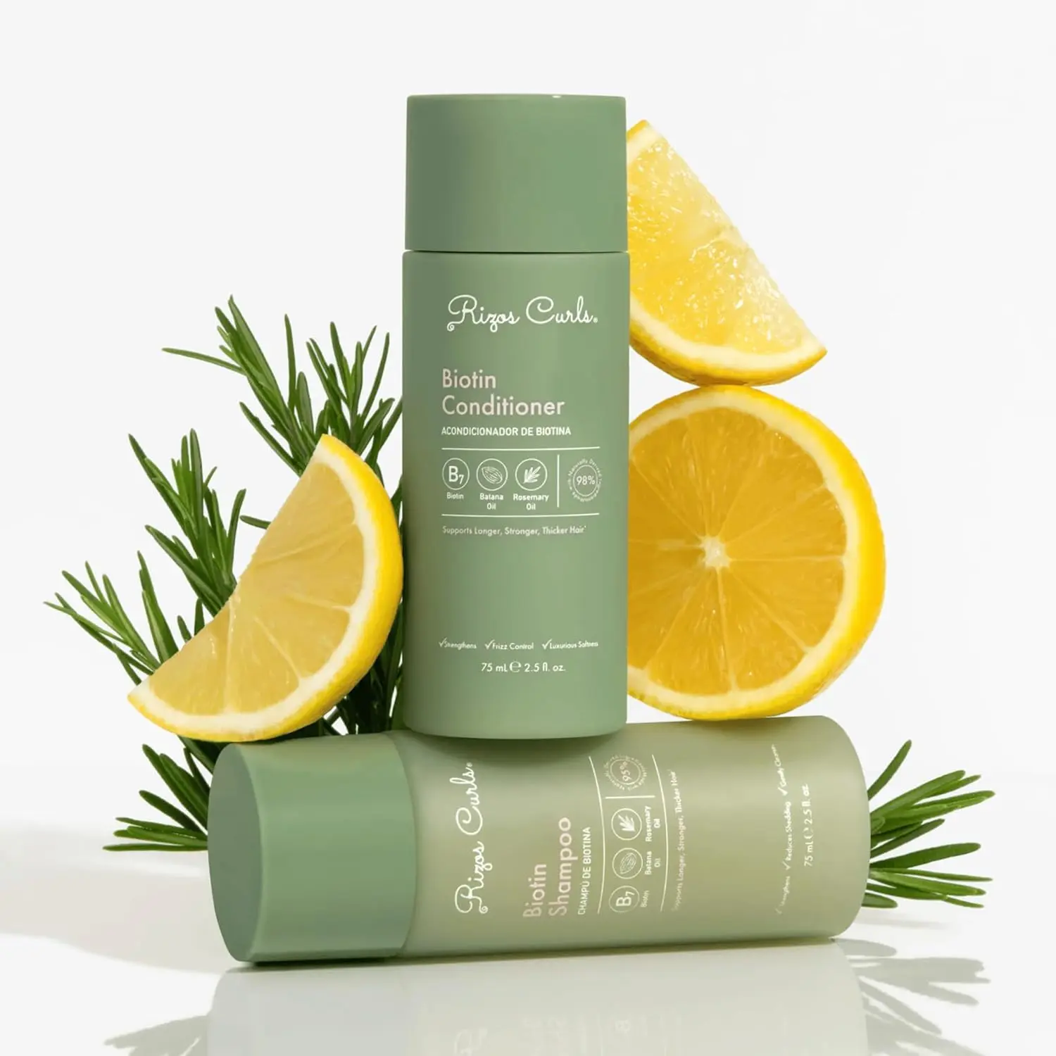 The Rizos Curls Travel Biotin Wash Set offers a refreshing aromatherapeutic experience with a custom fragrance featuring notes of lemon, lime, white florals, coconut milk, amber, and vanilla.