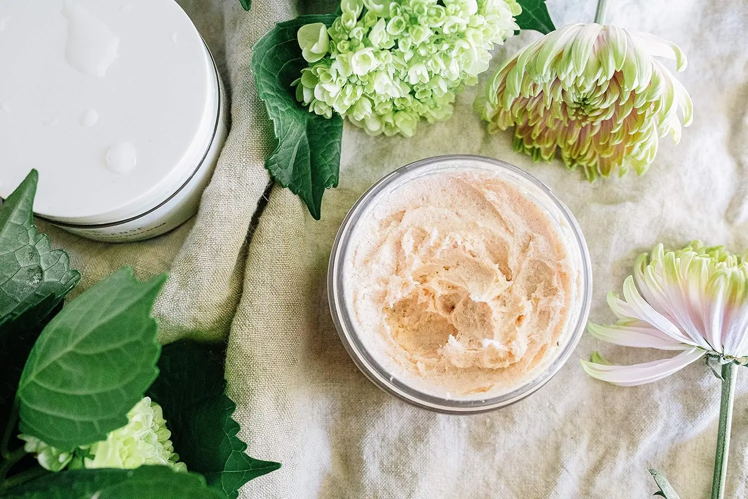 Innersense Organic Beauty scalp scrub with Hawaiian red salt, tea tree and peppermint oil provides a natural, gentle exfoliation, removing impurities while stimulating blood flow and soothing irritation.