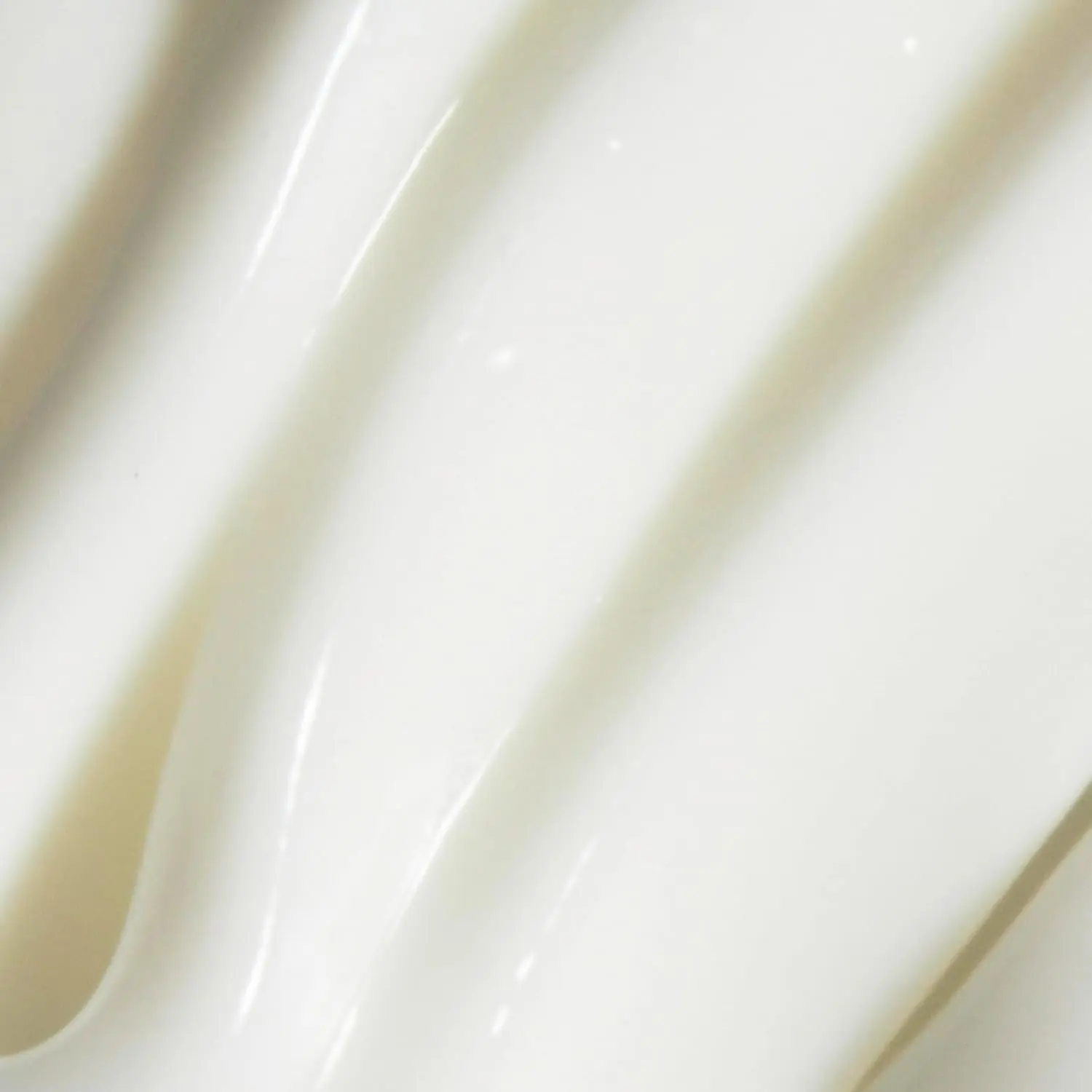 Shea Moisture Manuka Honey & Mafura Oil hair mask intensely hydrates and restores dry, damaged hair with a sulphate and silicone free formula.