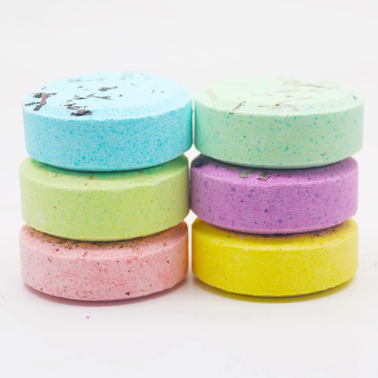 This aromatherapy shower steamer gift set contains six fragrant tablets made with organic plant extracts for a relaxing spa experience.