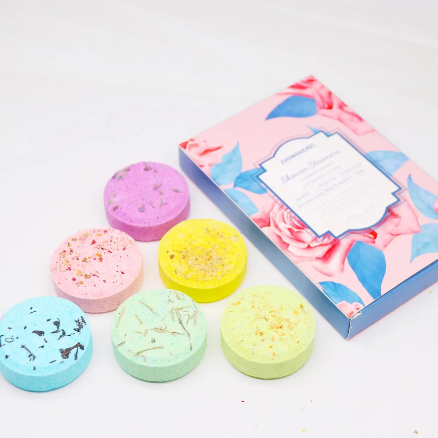 This aromatherapy shower steamer gift set contains six fragrant tablets made with organic plant extracts for a relaxing spa experience.