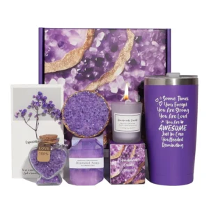 This spa gift set for women includes a lavender candle, bath bomb, handmade soap, bath salts, and a 20oz car cup, all beautifully arranged in a purple gift box.