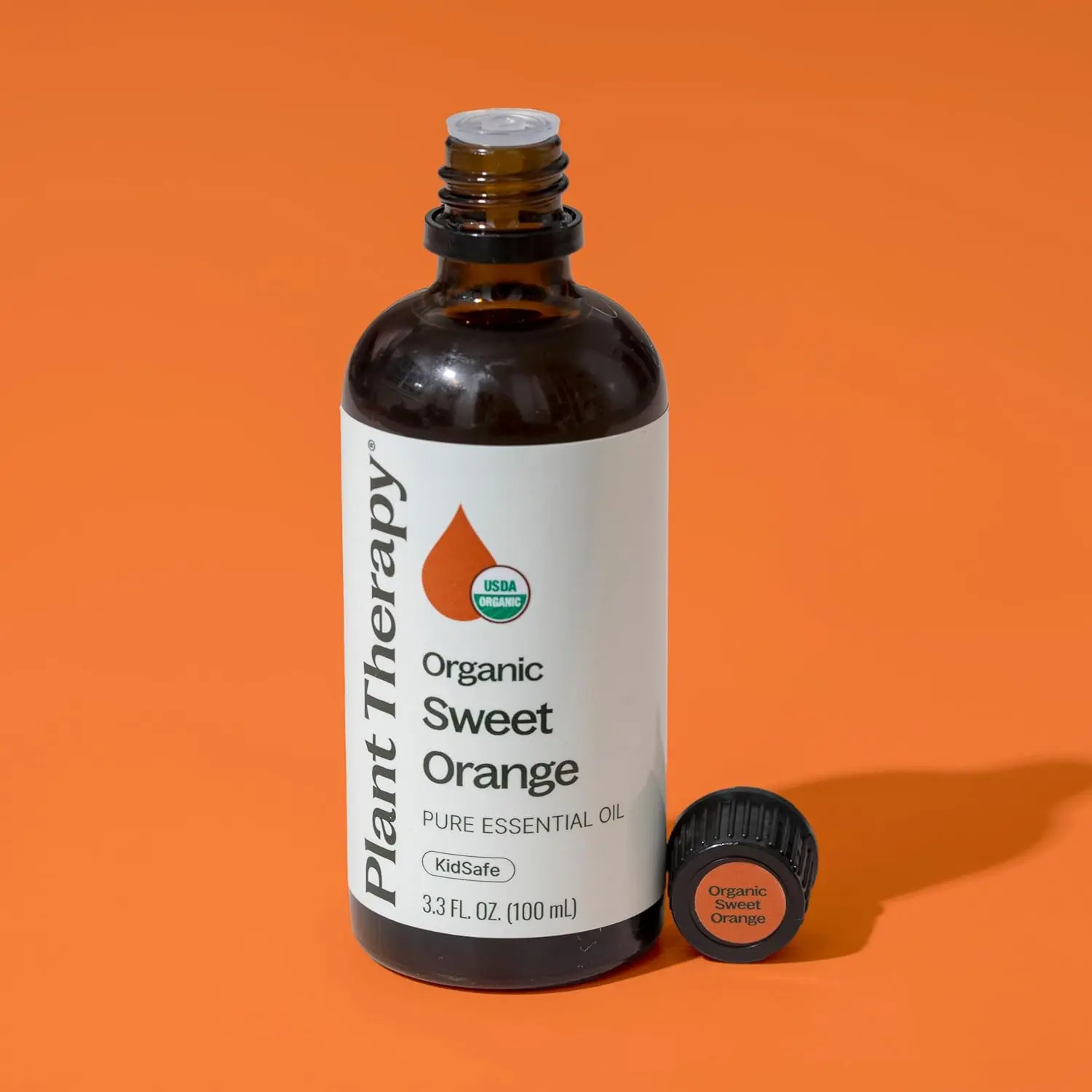 Plant Therapy sweet orange essential oil promotes happiness, boosts mood and supports a healthy immune system with its light, fresh, citrus aroma.