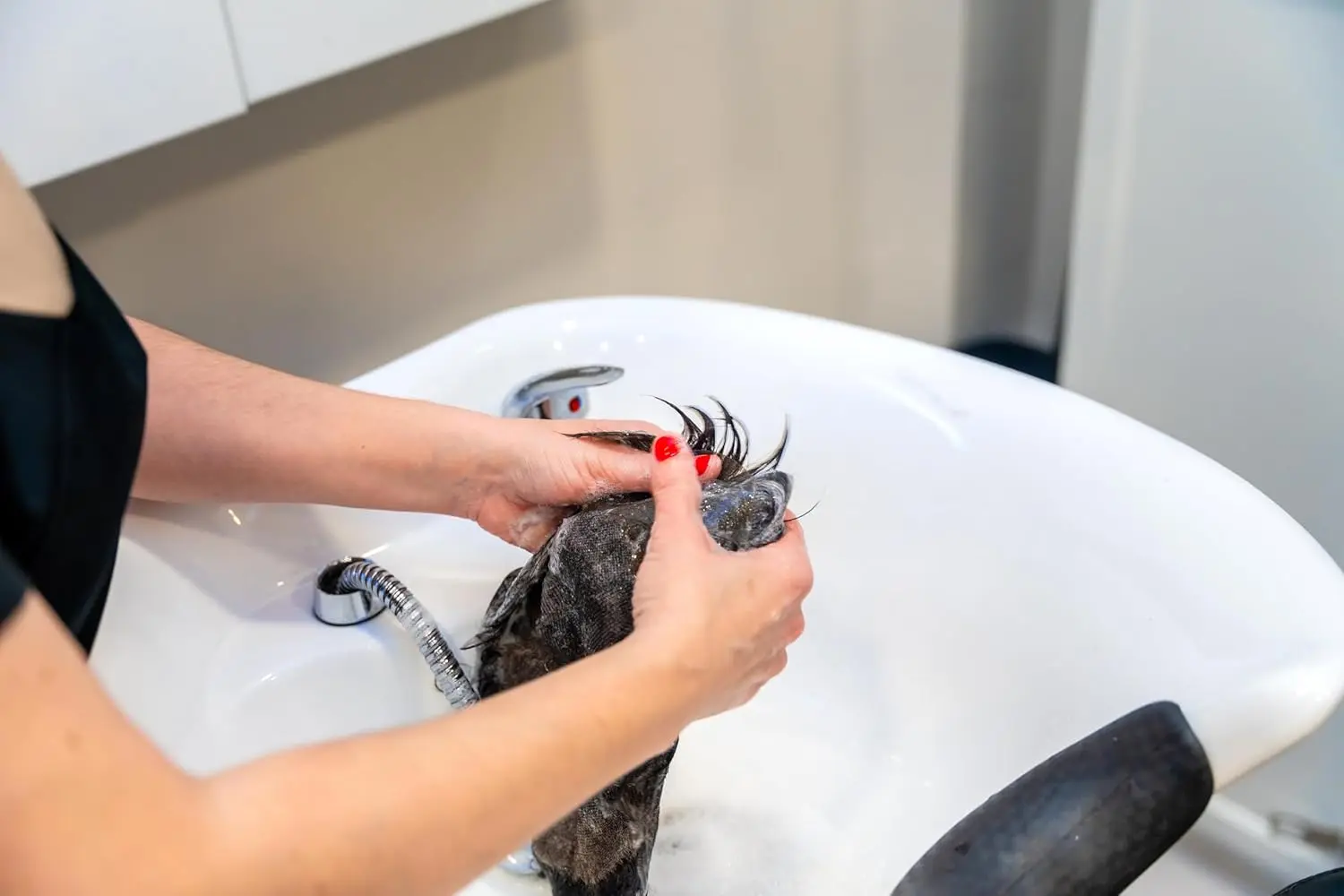 This synthetic wig care set includes shampoo and balm, enriched with argan oil, to gently cleanse, nourish, and revitalize synthetic hair for a vibrant and healthy look.