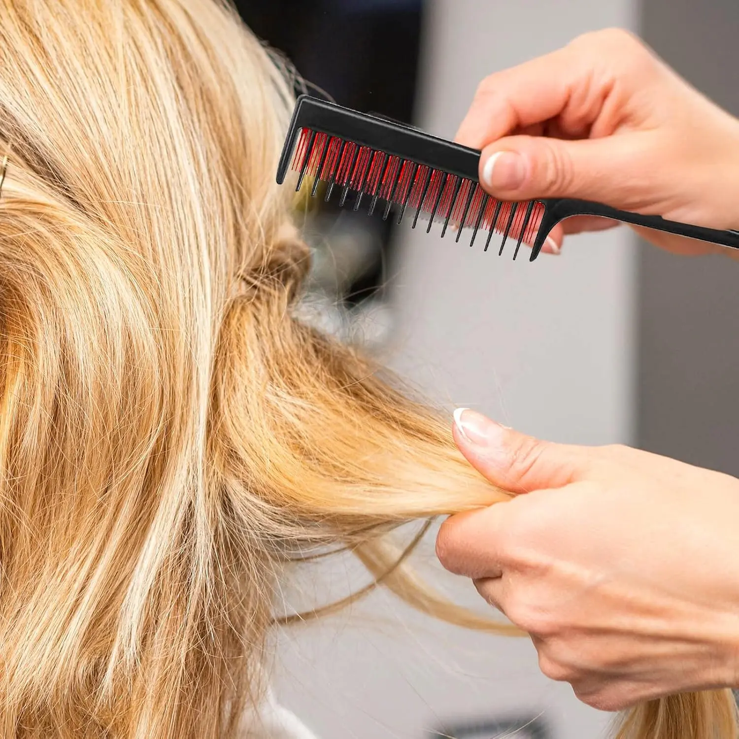 This triple teasing comb with a tail is perfect for women with fine hair, adding volume, sectioning, and styling with its three rows of teeth.