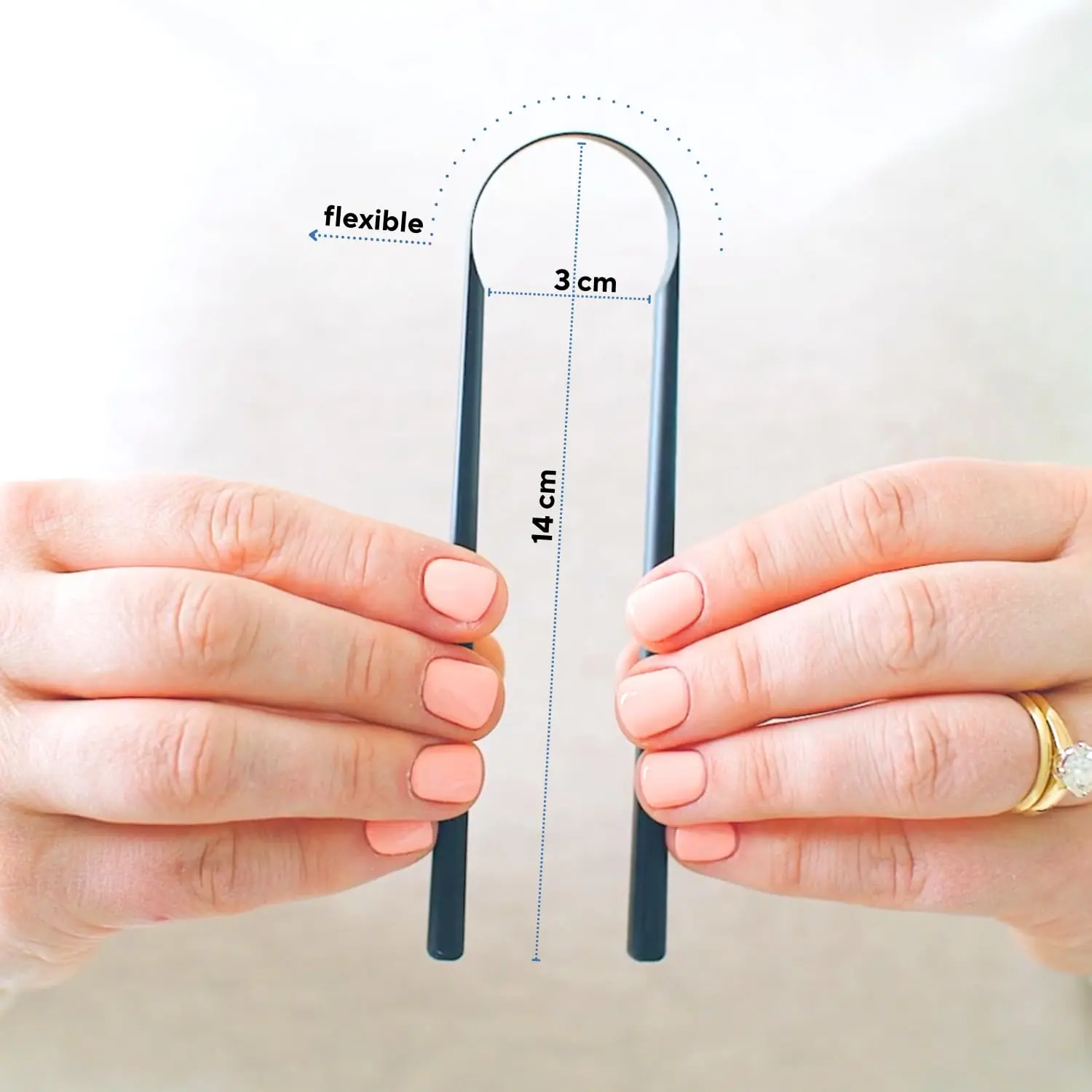 This metal tongue scraper effectively removes gunk and bacteria to freshen breath and improve oral hygiene for adults and kids.