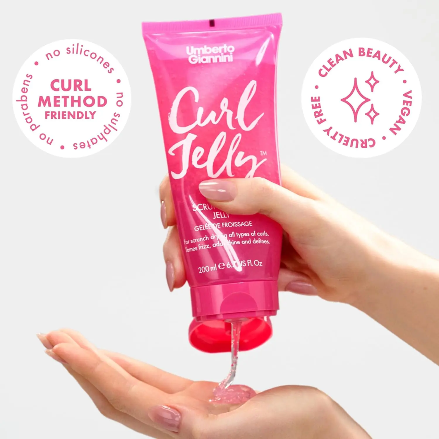 Umberto Giannini Curl Jelly defines and enhances natural curls and waves, controls frizz, and adds shine, leaving hair looking healthy and defined.