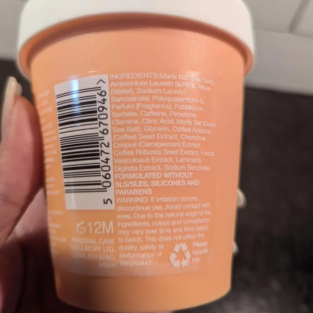 Umberto Giannini Grow Scrub gently exfoliates the scalp, removing buildup and promoting hair growth with its vegan and cruelty-free formula.